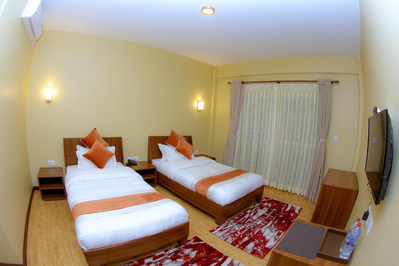 Om Gaura Hotel Pokhara Ngoại thất bức ảnh