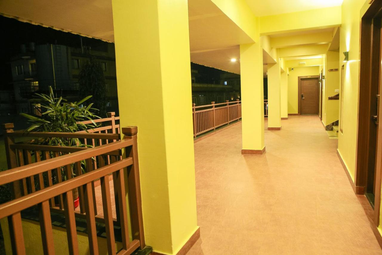 Om Gaura Hotel Pokhara Ngoại thất bức ảnh