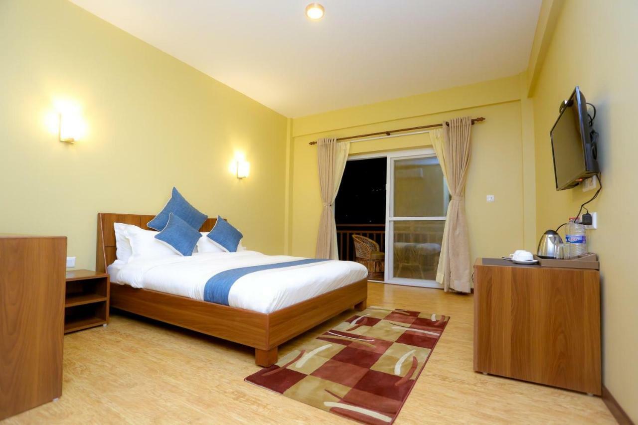 Om Gaura Hotel Pokhara Ngoại thất bức ảnh